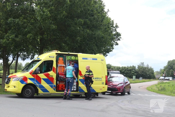 Scooterrijder in botsing met personenauto op kruising