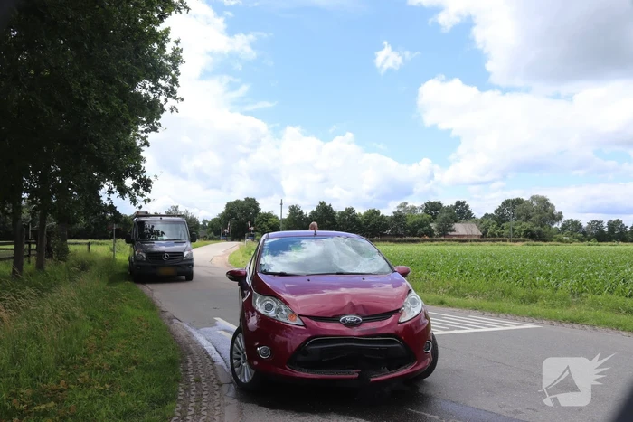 Scooterrijder in botsing met personenauto op kruising