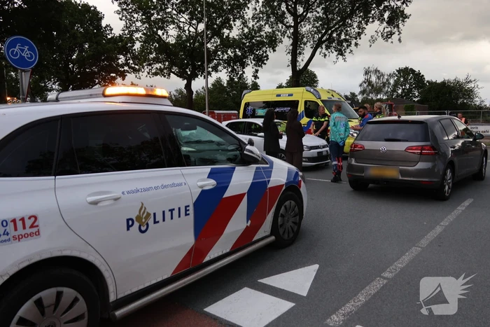Persoon naar ziekenhuis nadat twee auto's botsen