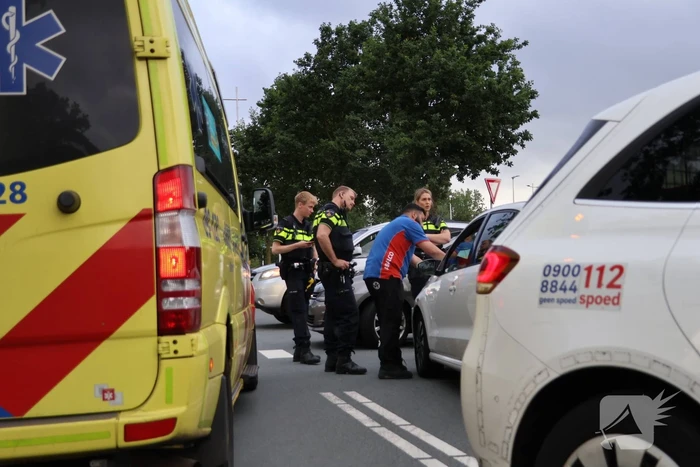 Persoon naar ziekenhuis nadat twee auto's botsen