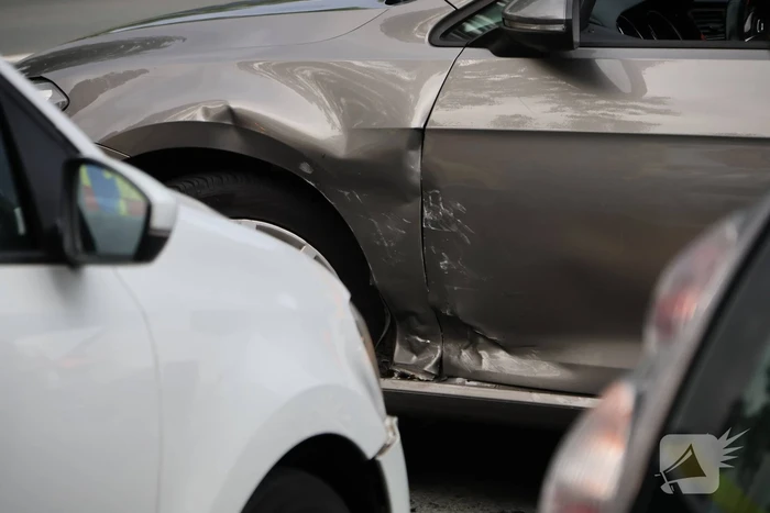 Persoon naar ziekenhuis nadat twee auto's botsen