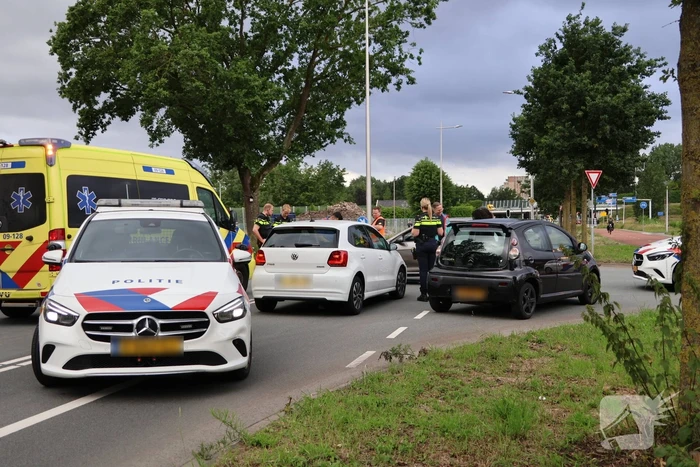 Persoon naar ziekenhuis nadat twee auto's botsen