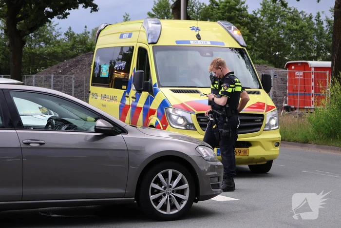 Persoon naar ziekenhuis nadat twee auto's botsen