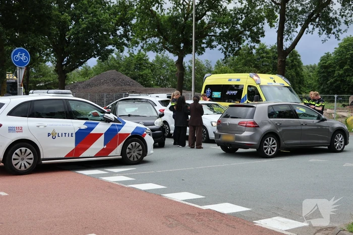 Persoon naar ziekenhuis nadat twee auto's botsen