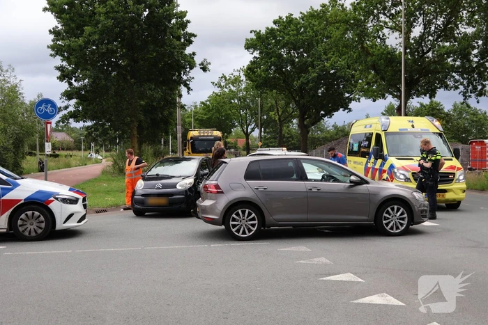 Persoon naar ziekenhuis nadat twee auto's botsen