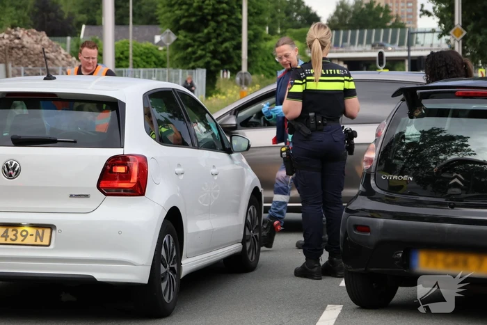 Persoon naar ziekenhuis nadat twee auto's botsen