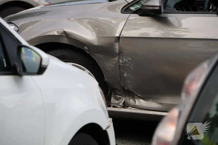 Persoon naar ziekenhuis nadat twee auto's botsen
