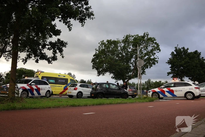 Persoon naar ziekenhuis nadat twee auto's botsen
