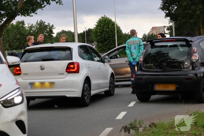 Persoon naar ziekenhuis nadat twee auto's botsen