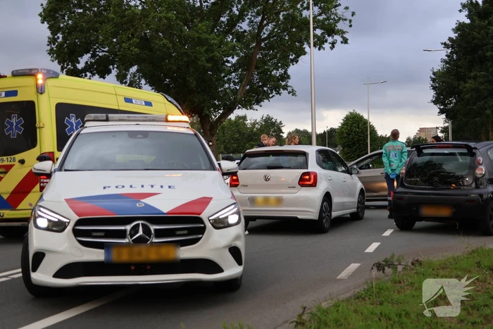 Persoon naar ziekenhuis nadat twee auto's botsen