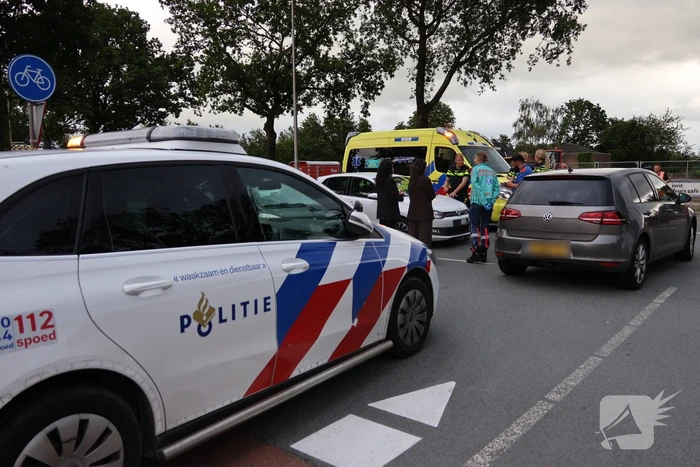 Persoon naar ziekenhuis nadat twee auto's botsen