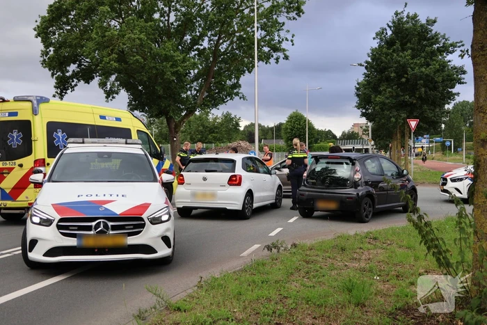 Persoon naar ziekenhuis nadat twee auto's botsen