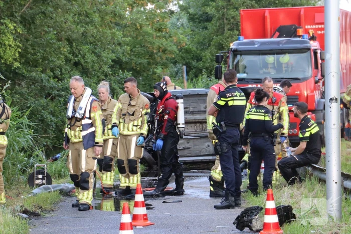 Auto te water in vroeg ochtenduur