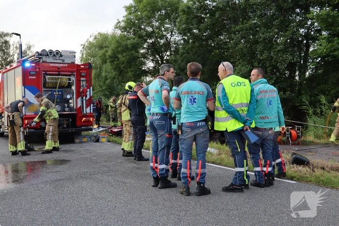 Auto te water in vroeg ochtenduur