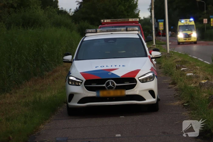 Auto te water in vroeg ochtenduur