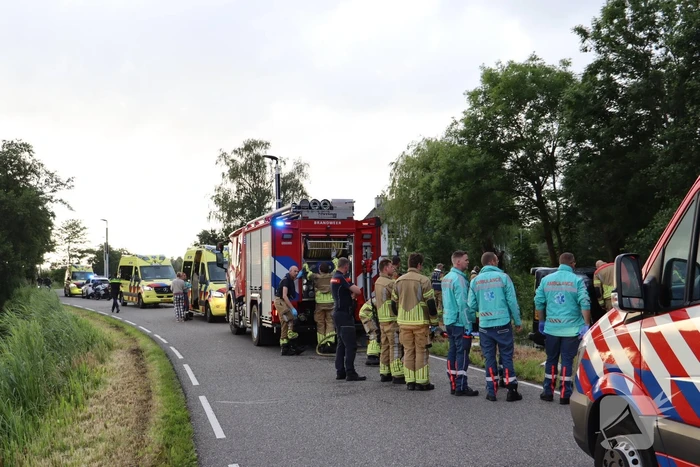 Auto te water in vroeg ochtenduur