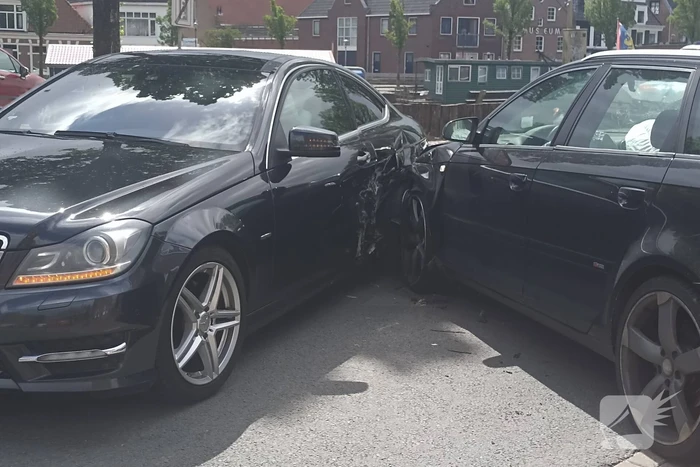 Flinke schade na botsing tussen auto's