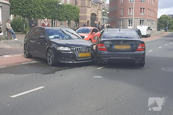 Flinke schade na botsing tussen auto's