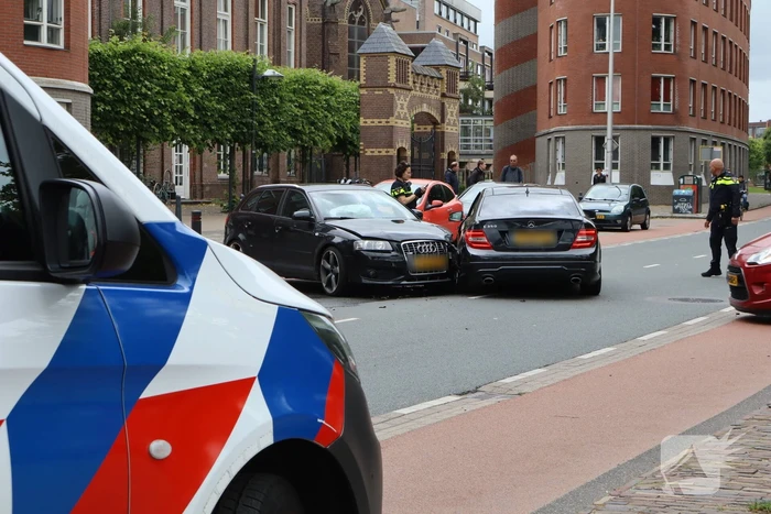 Flinke schade na botsing tussen auto's