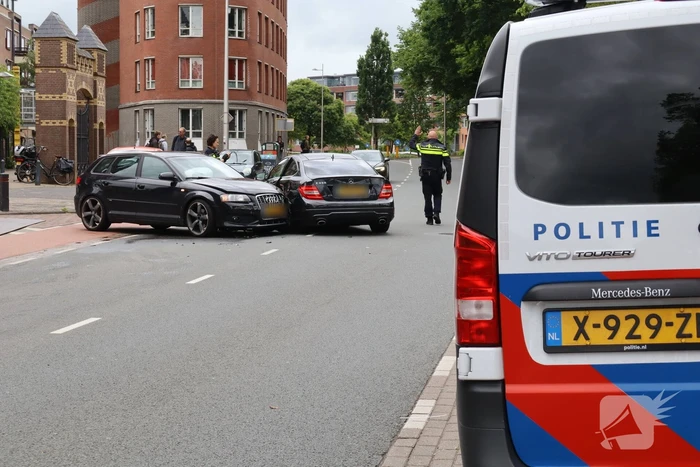 Flinke schade na botsing tussen auto's