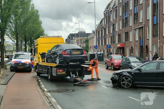 Flinke schade na botsing tussen auto's