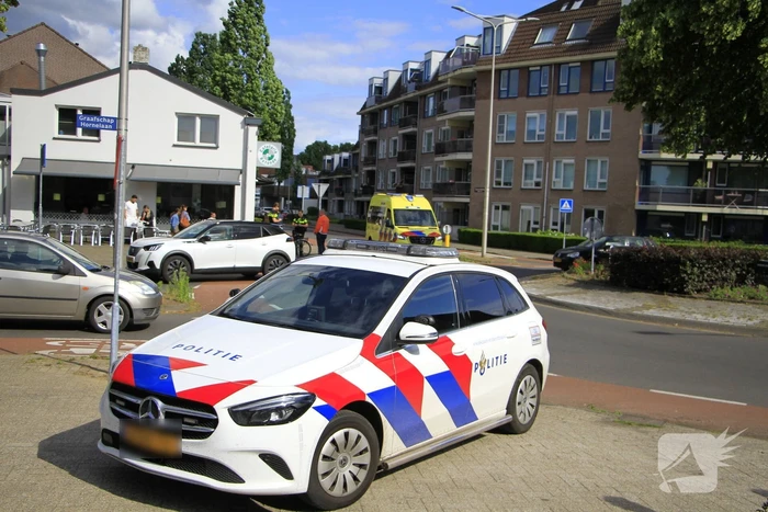 Fietser en automobilist botsen op rotonde