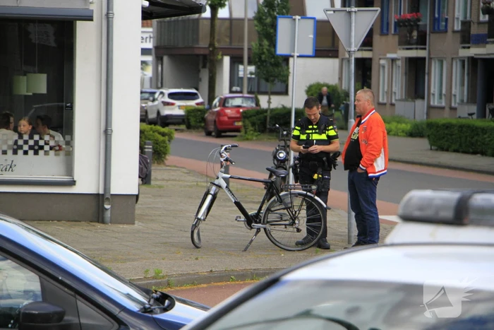 Fietser en automobilist botsen op rotonde