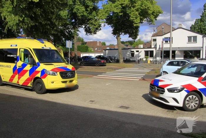 Fietser en automobilist botsen op rotonde