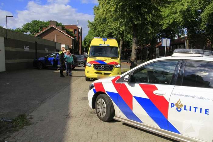 Fietser en automobilist botsen op rotonde