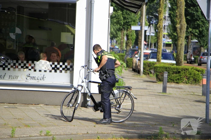 Fietser en automobilist botsen op rotonde