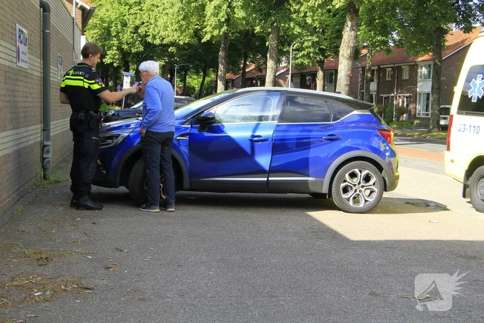 Fietser en automobilist botsen op rotonde
