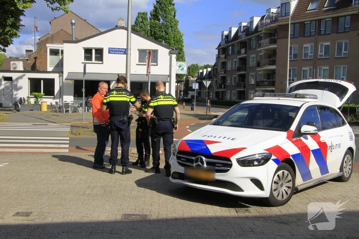 Fietser en automobilist botsen op rotonde