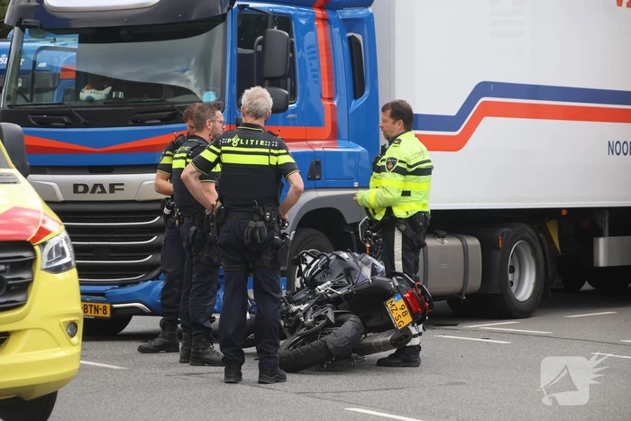 Motorrijder aangereden door vrachtwagen