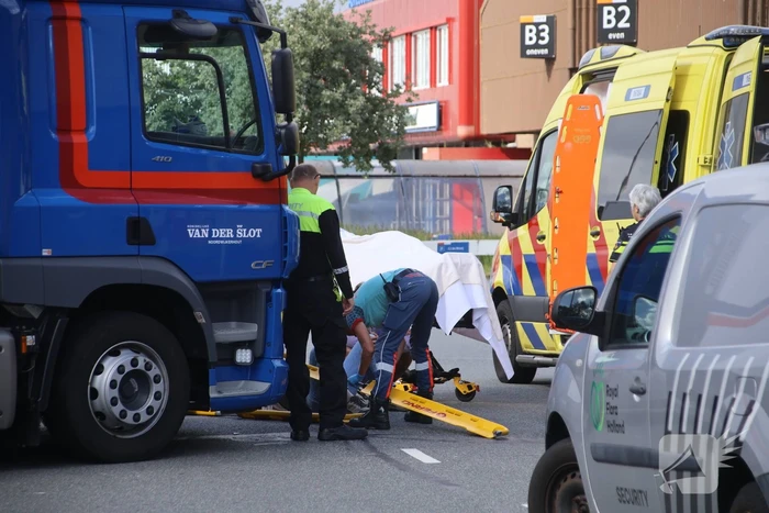 Motorrijder aangereden door vrachtwagen