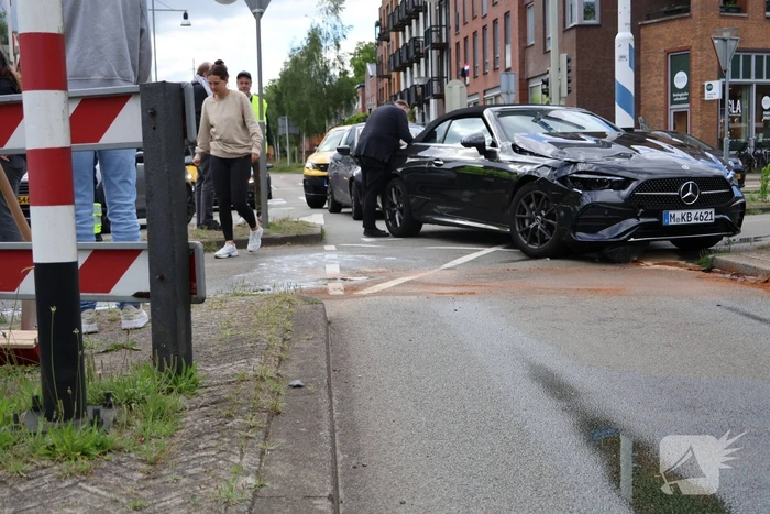 Botsing tussen twee auto's leidt tot verkeershinder