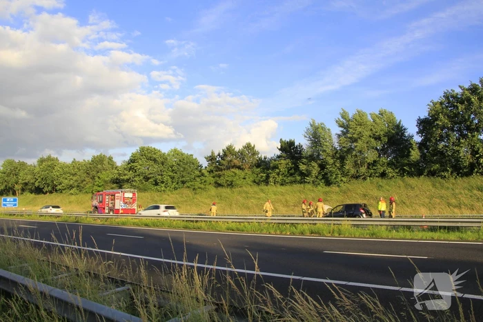 Auto volledig uitgebrand op snelweg