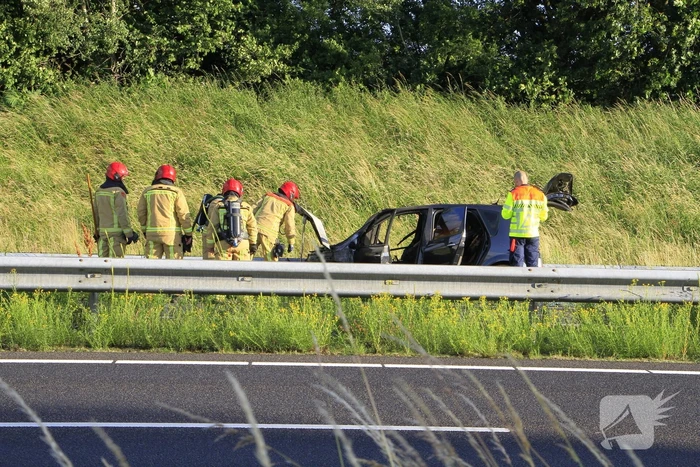 Auto volledig uitgebrand op snelweg