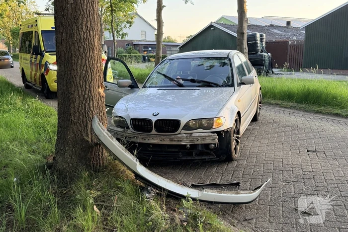Auto botst op boom, één gewonde