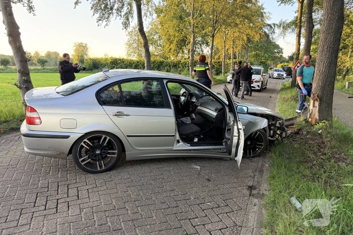 Auto botst op boom, één gewonde