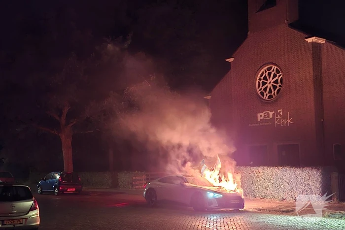 Hulpdiensten snel ter plaatse bij autobrand