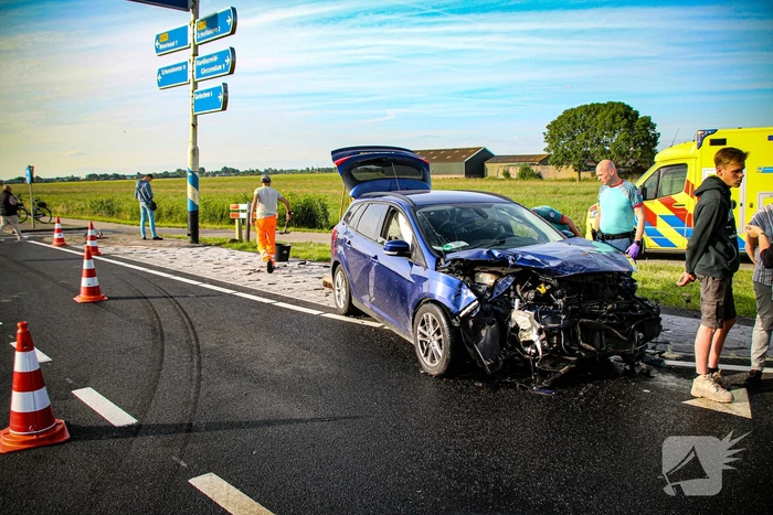 Twee voertuigen total-loss na aanrijding
