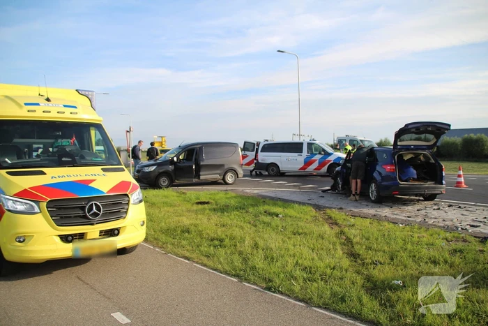 Twee voertuigen total-loss na aanrijding