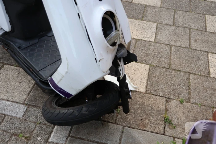 Deelscooter zwaar beschadigd na aanrijding