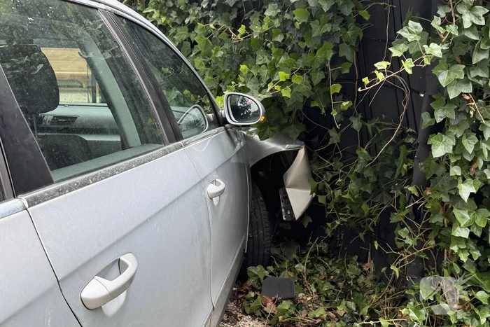 Auto botst tegen hekwerk na ongeval