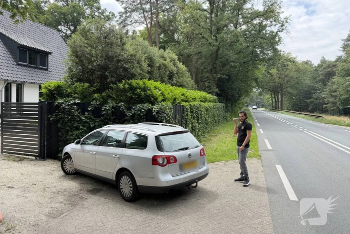Auto botst tegen hekwerk na ongeval