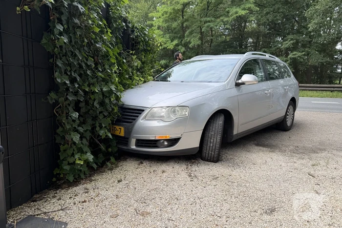 Auto botst tegen hekwerk na ongeval