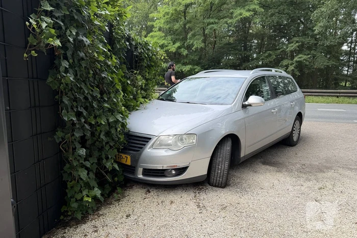 Auto botst tegen hekwerk na ongeval