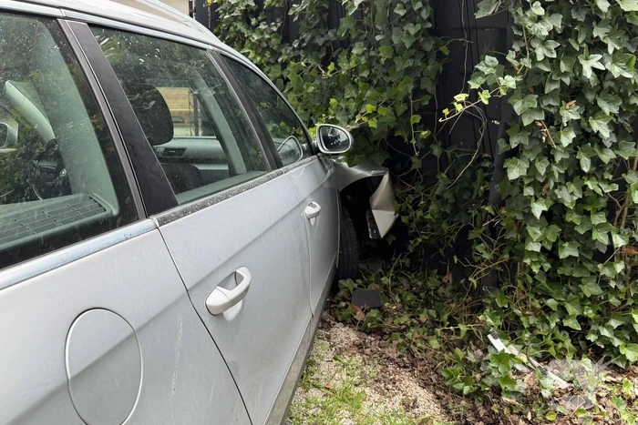 Auto botst tegen hekwerk na ongeval