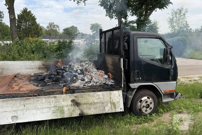 Afval in brand op vrachtwagen