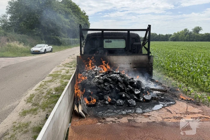 Afval in brand op vrachtwagen